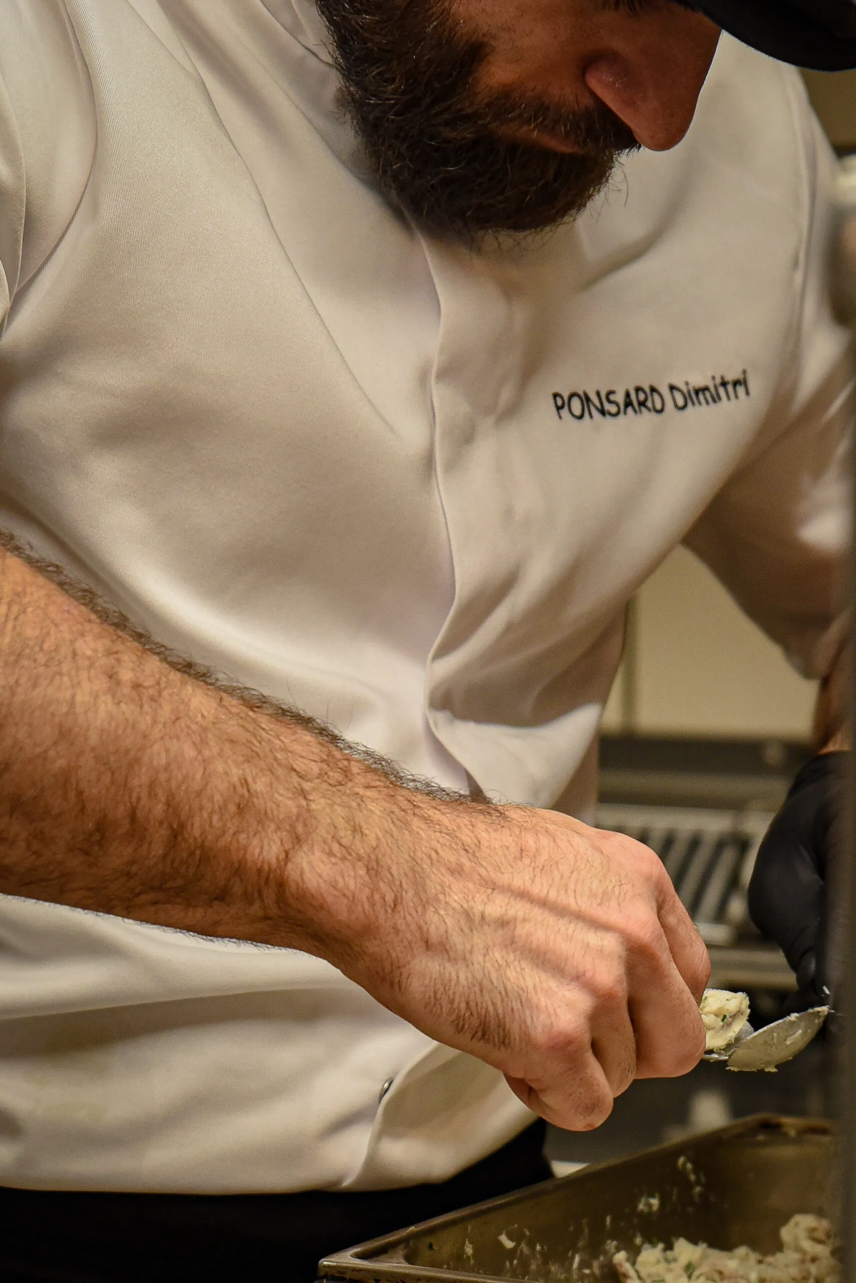 Dimitri, chef du restaurant Un air de famille, dresse une assiette